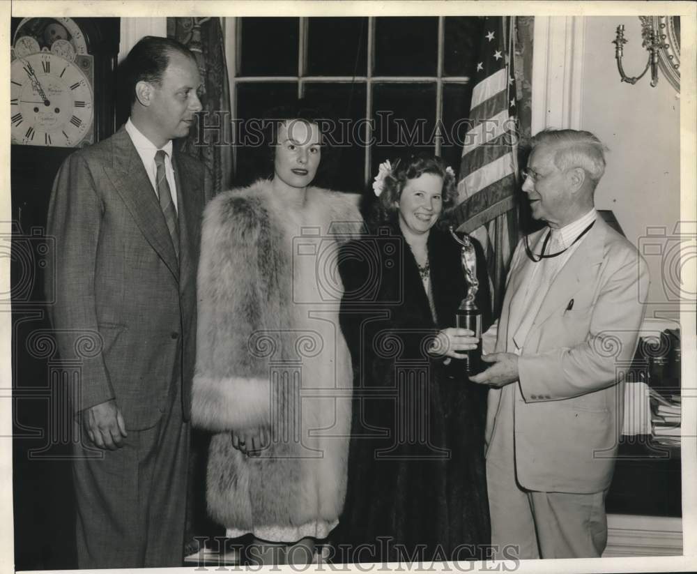 1944 Press Photo Newbold Morris (L) meets with General John Bradley & two women