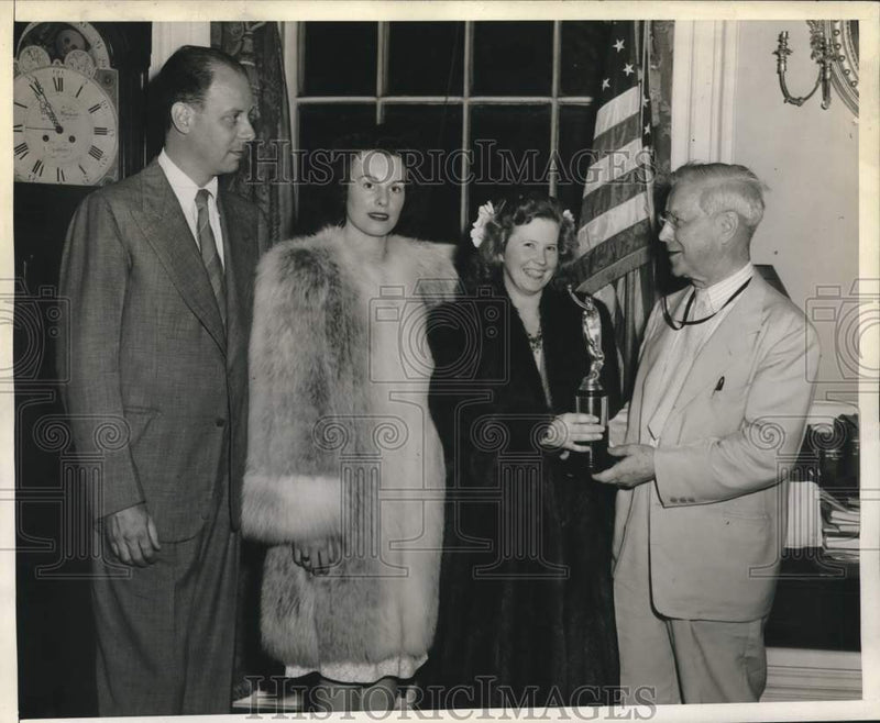 Load image into Gallery viewer, 1944 Press Photo Newbold Morris (L) meets with General John Bradley &amp; two women
