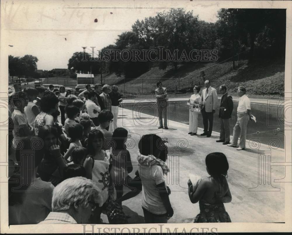 1973 Press Photo Officials speak to residents at opening of Waterford Pool House