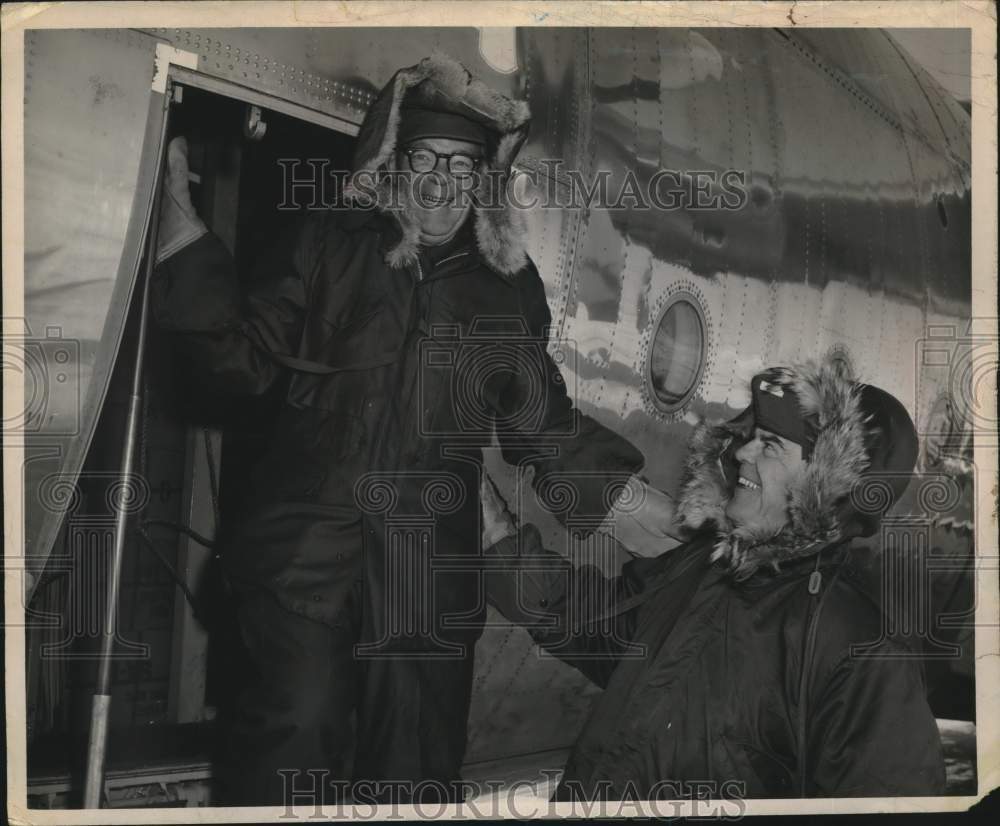 1960 Press Photo Leo O'Brien & Robert Atwood board plane for South Pole Station