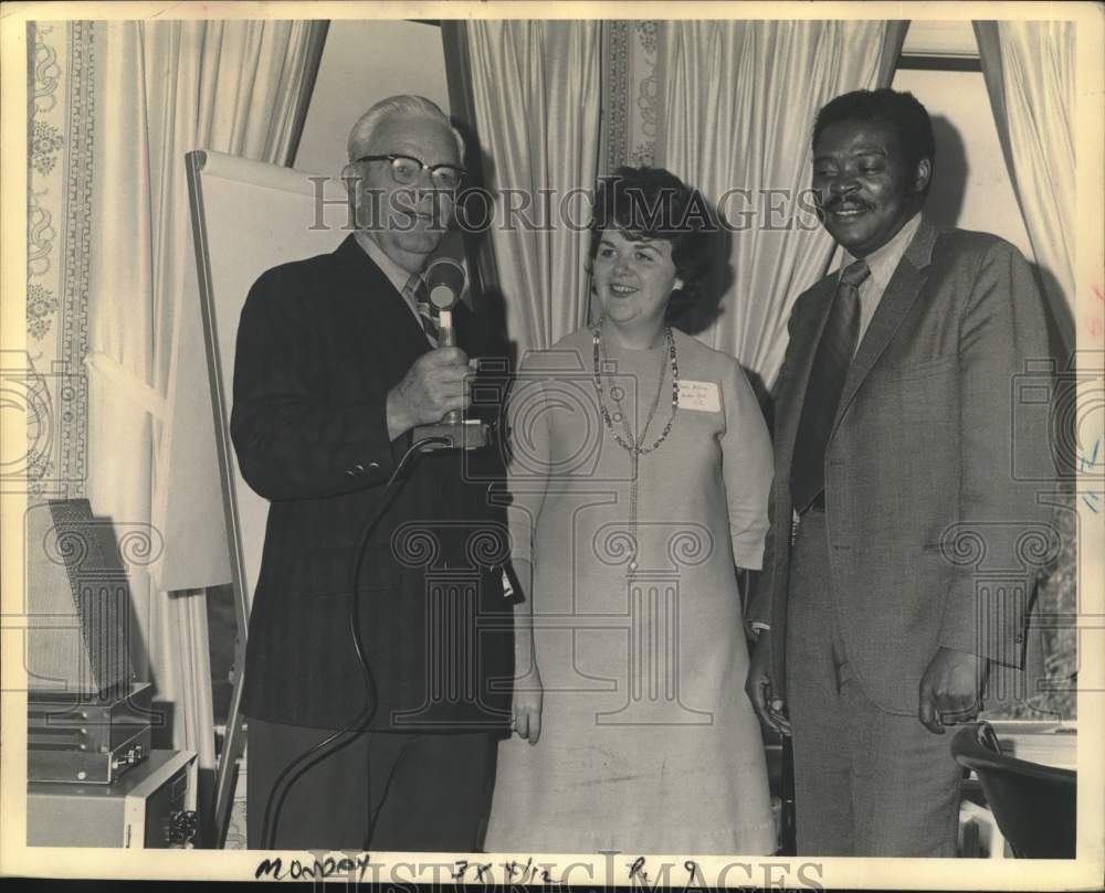 1971 Press Photo Leo W O'Brien speaks into microphone with others by his side- Historic Images