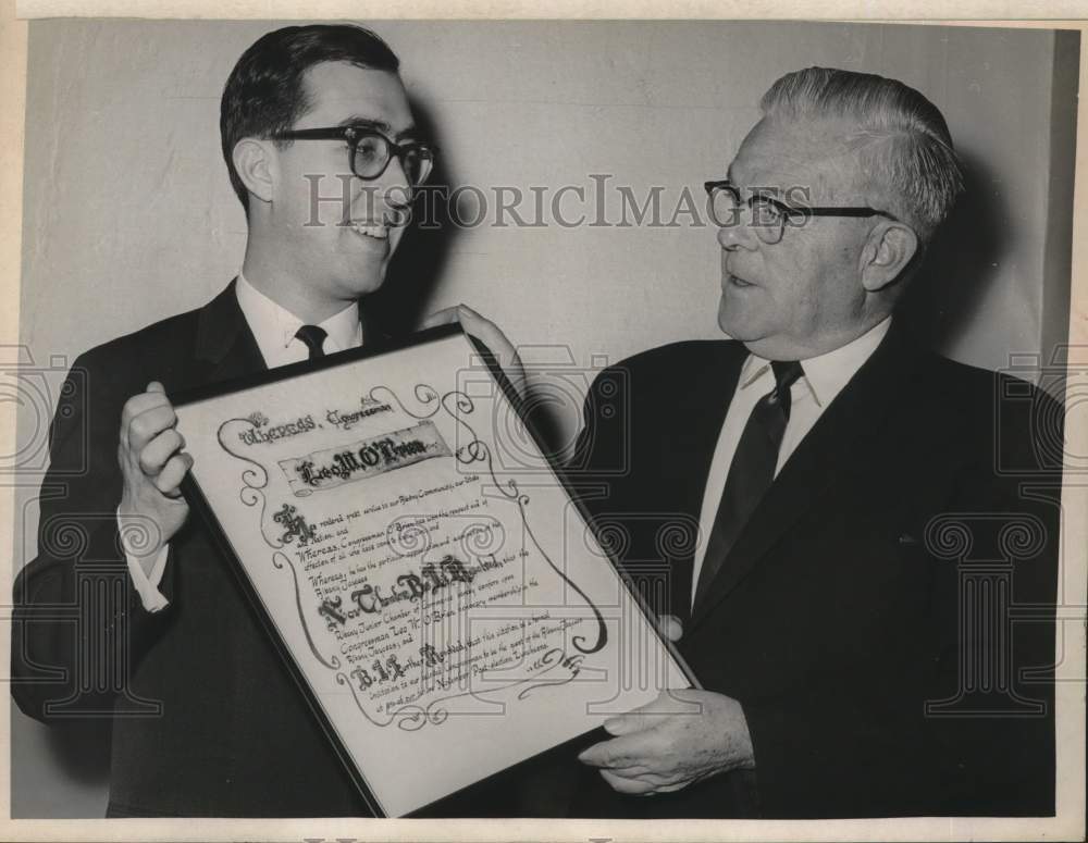 1967 Press Photo Leo O&#39;Brien (R) receives honorary membership in Jaycee&#39;s