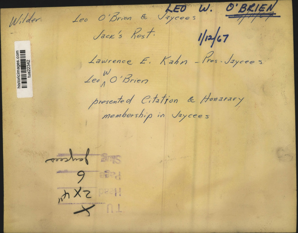 1967 Press Photo Leo O'Brien (R) receives honorary membership in Jaycee's