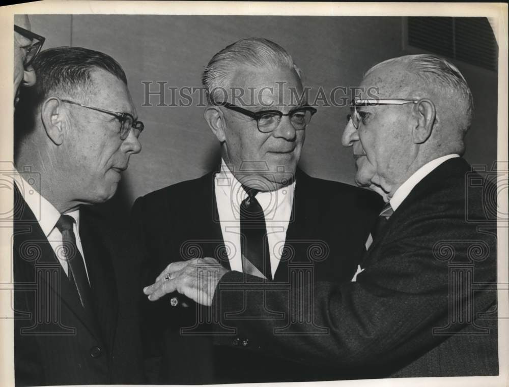 1966 Press Photo Leo O'Brien (C) listens as another man talks to him and others