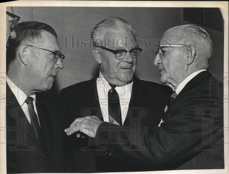 Load image into Gallery viewer, 1966 Press Photo Leo O'Brien (C) listens as another man talks to him and others
