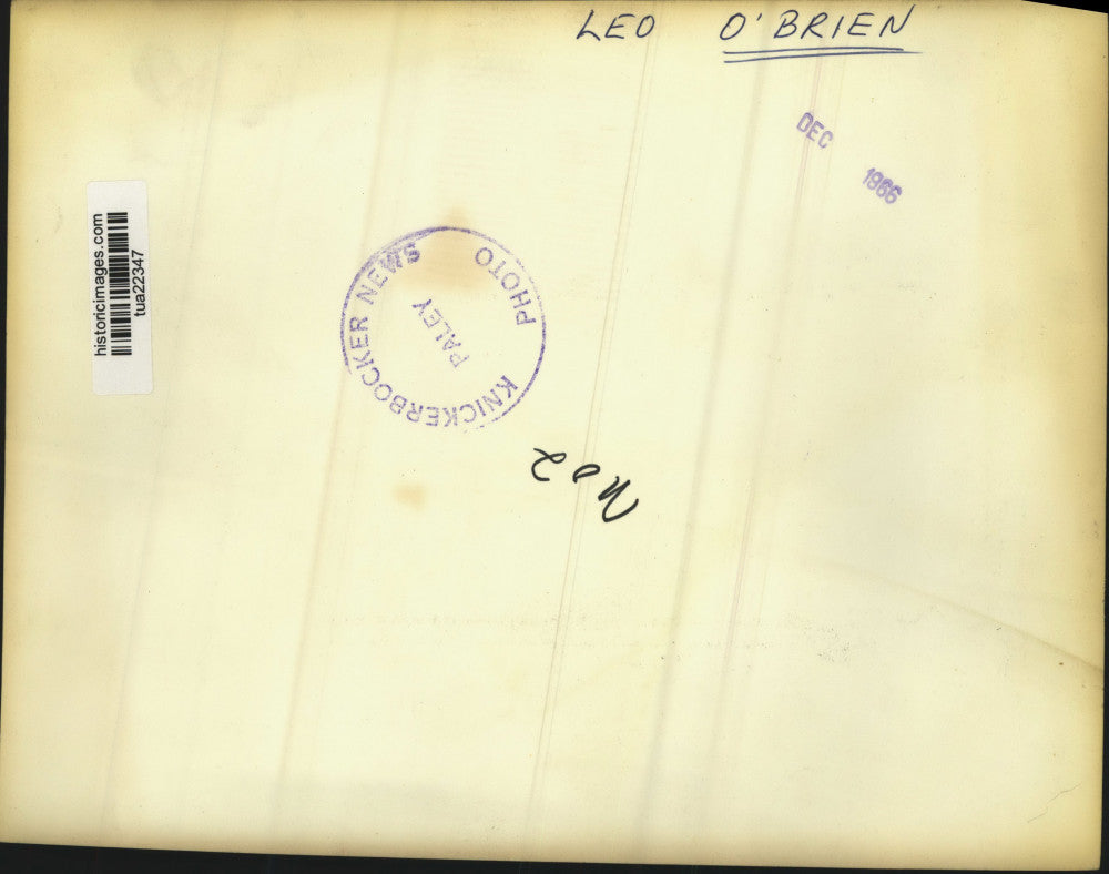 1966 Press Photo Leo O'Brien (C) listens as another man talks to him and others