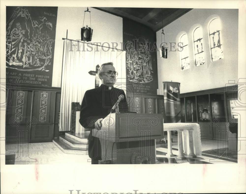 1983 Press Photo Father Leo O'Brien stands inside St Vincent de Paul Church, NY