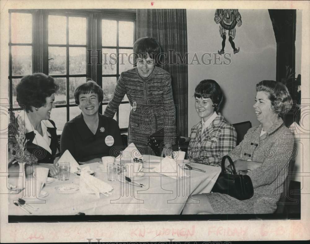 1970 Press Photo Five women get together for lunch at restaurant - tua22374