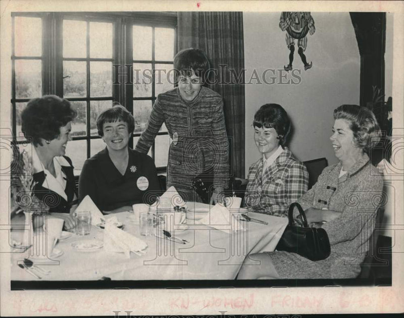 Load image into Gallery viewer, 1970 Press Photo Five women get together for lunch at restaurant - tua22374
