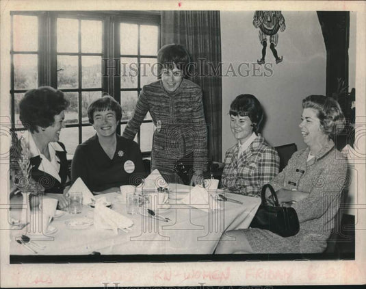 1970 Press Photo Five women get together for lunch at restaurant - tua22374