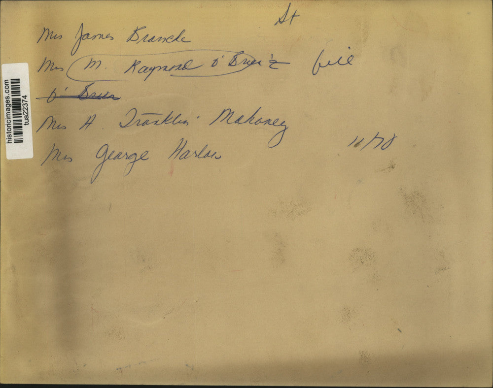 1970 Press Photo Five women get together for lunch at restaurant - tua22374