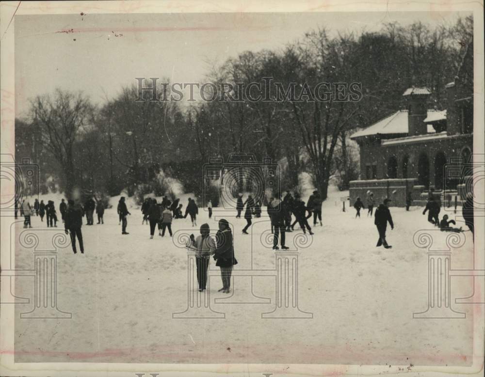 1963 Press Photo Residents ice skate in the snow at Washington Park ice rink, NY