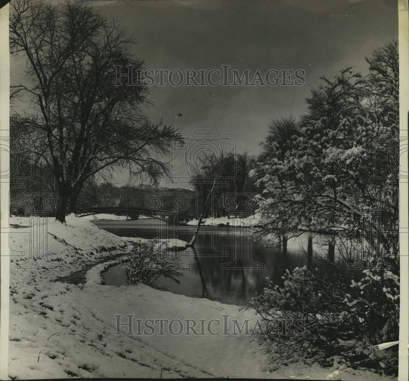 Load image into Gallery viewer, 1961 Press Photo View down river, bridge in background as snow covers grounds
