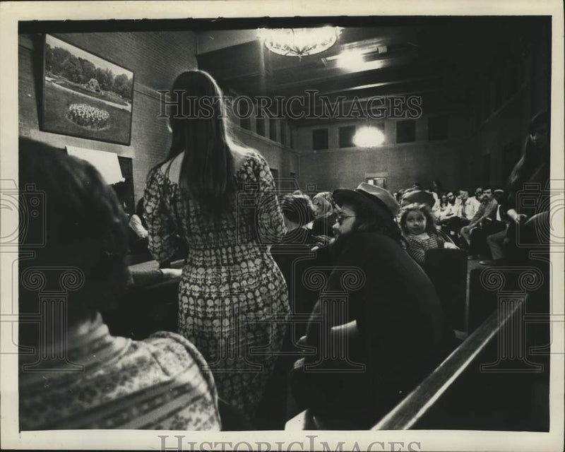 Load image into Gallery viewer, 1972 Press Photo Town meeting at Washington Park Lakehouse, Albany, New York
