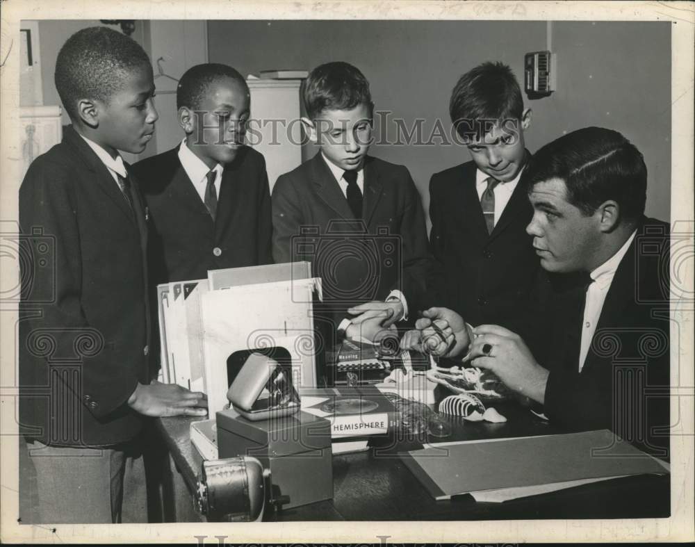 1963 Press Photo Instructor Lee Hughes talks with boys around desk St Peter&#39;s NY