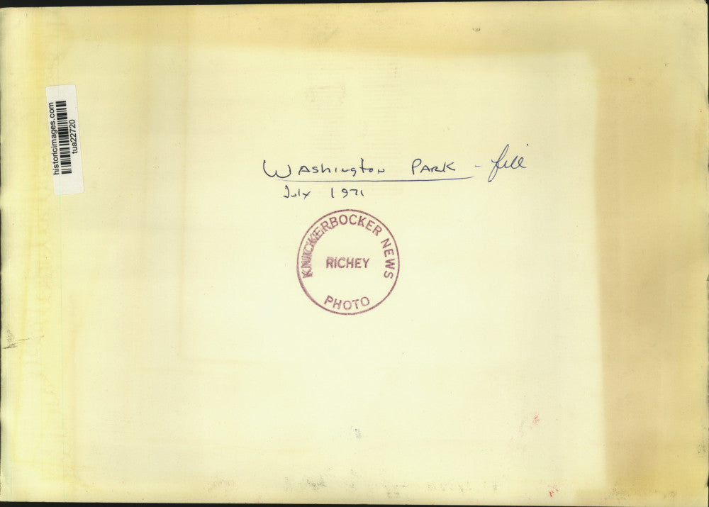 1971 Press Photo Man reads book, bicycle parked against tree at Washington Park