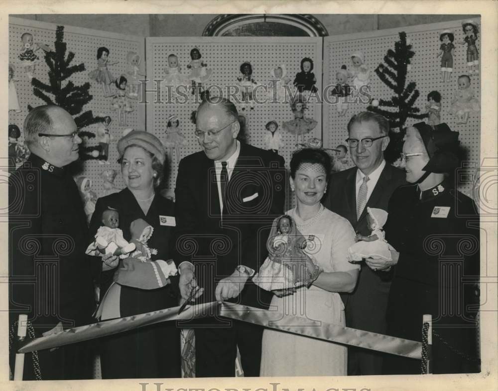 1962 Press Photo People look at open Salvation Army Doll Exhibit at Savings Bank