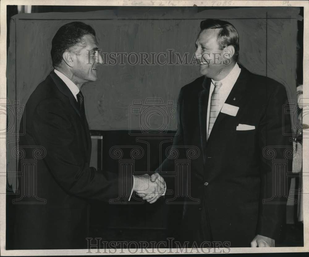 1966 Press Photo Sidney Weinrib shakes hands with Dr Carl Wolverman - tua22822