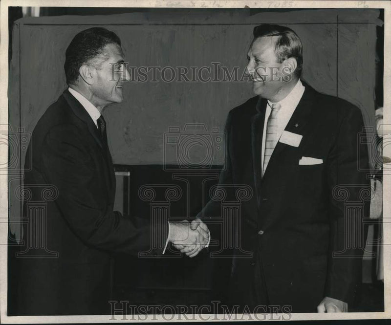 Load image into Gallery viewer, 1966 Press Photo Sidney Weinrib shakes hands with Dr Carl Wolverman - tua22822
