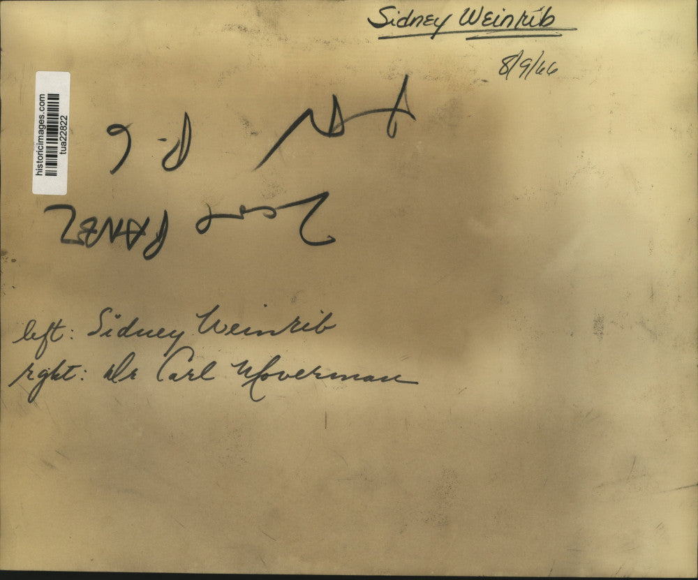 1966 Press Photo Sidney Weinrib shakes hands with Dr Carl Wolverman - tua22822