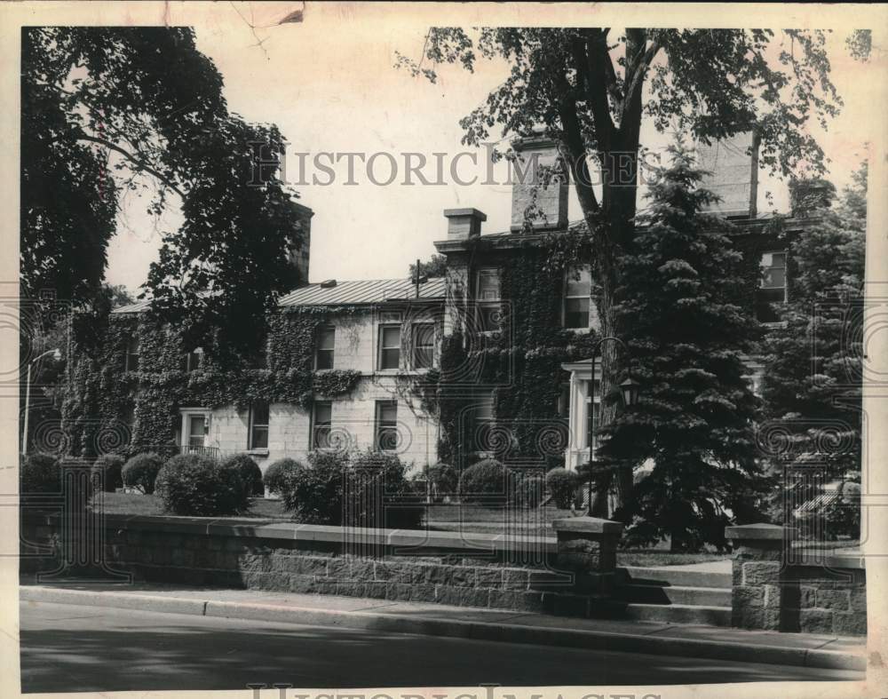 1965 Press Photo Living quarters on the grounds of Watervliet Arsenal, New York