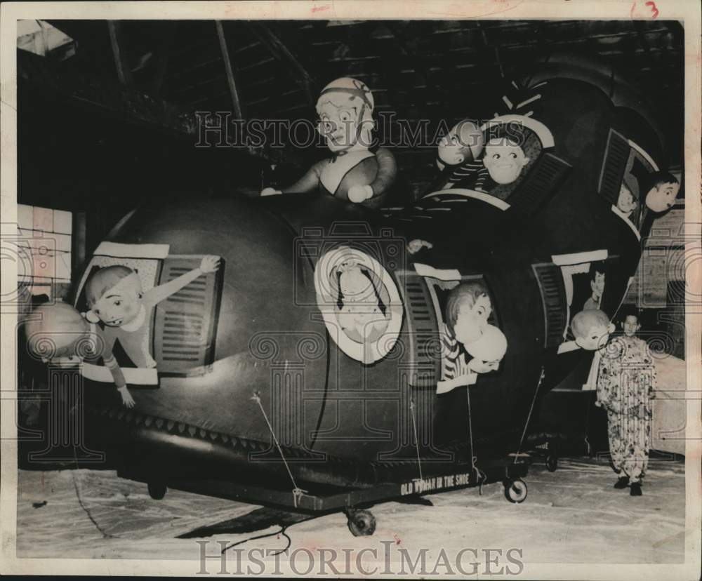 1964 Press Photo William Whitney & Co Christmas Parade balloons, Albany, NY