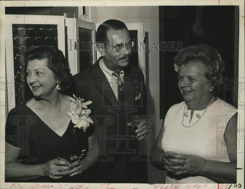 Load image into Gallery viewer, 1971 Press Photo Mrs Henry J Haase &amp; Mr &amp; Mrs John S Wyld have drinks together

