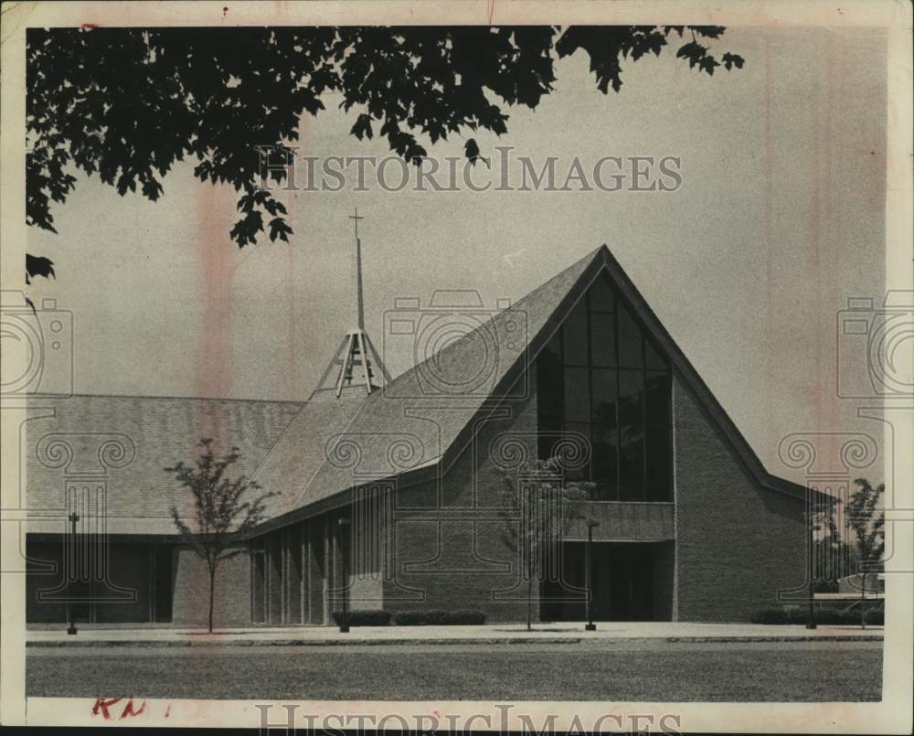 1971 Press Photo Exterior view of St Pius X Church, Loudonville, New York