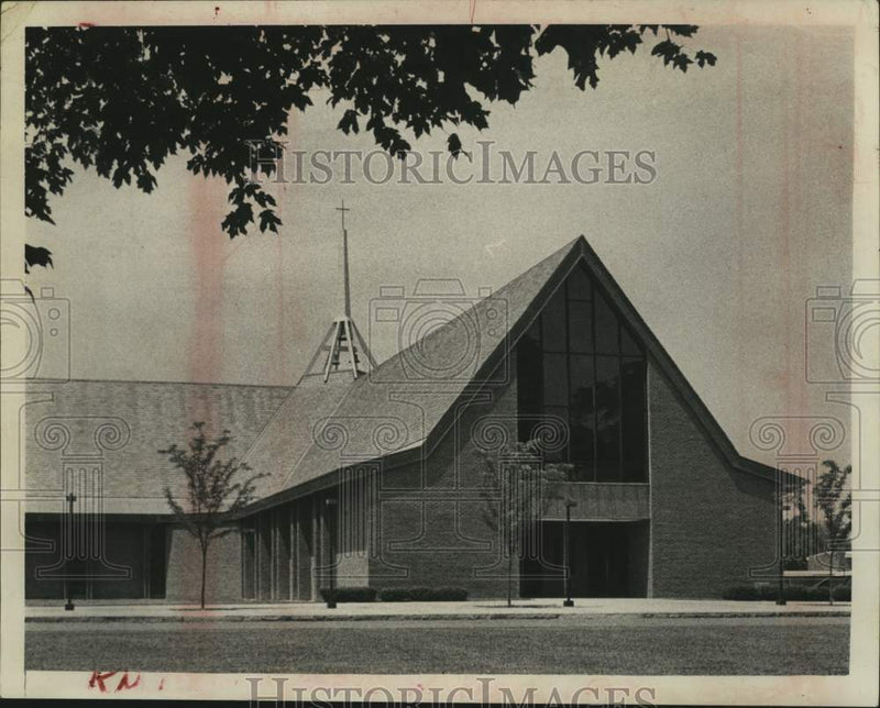 Load image into Gallery viewer, 1971 Press Photo Exterior view of St Pius X Church, Loudonville, New York
