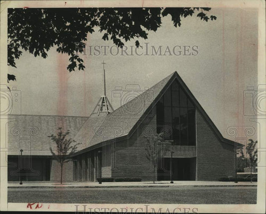 1971 Press Photo Exterior view of St Pius X Church, Loudonville, New York