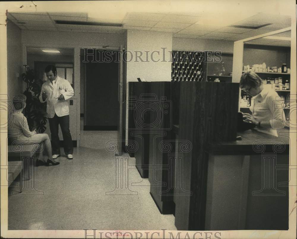 1974 Press Photo View of the pharmacy department at St Peter's Hospital