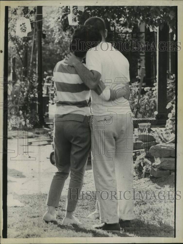 1963 Press Photo Mr &amp; Mrs David Septer, Nassau, parents of missing child,embrace- Historic Images