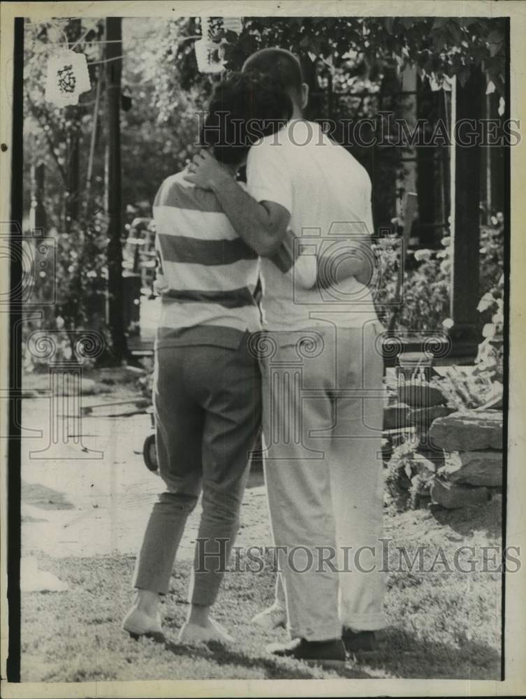 1963 Press Photo Mr & Mrs David Septer, Nassau, parents of missing child,embrace- Historic Images