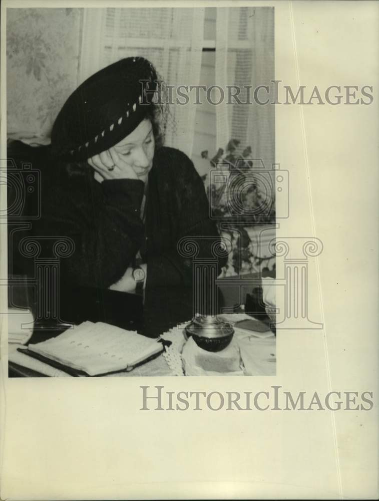 1940 Press Photo Murder suspect Viola Mae Serandies rests head in hand