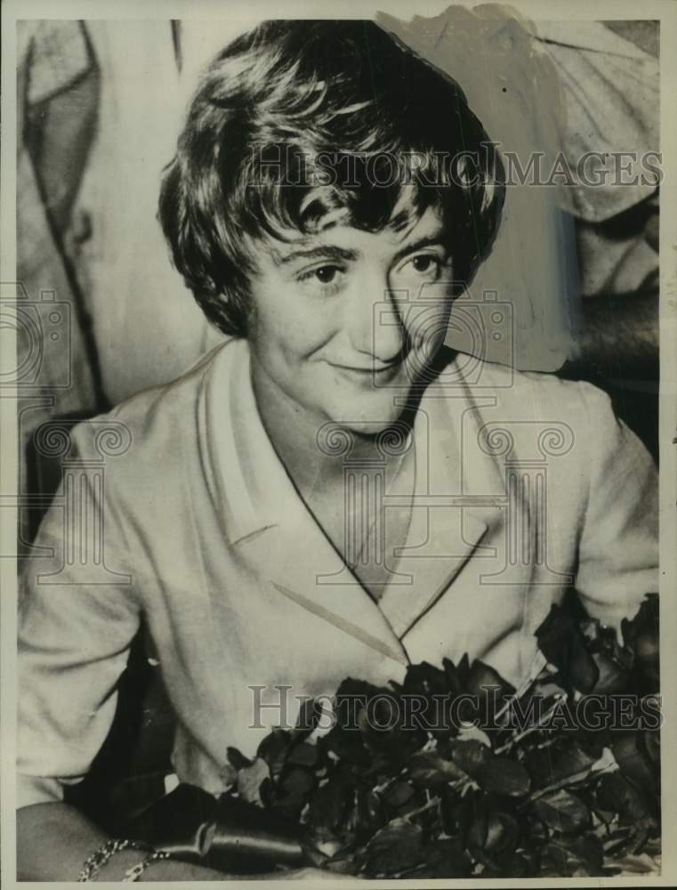 1961 Press Photo Francoise Sagan holds bouquet of roses - tua23196