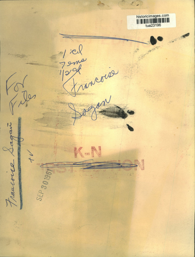 1961 Press Photo Francoise Sagan holds bouquet of roses - tua23196