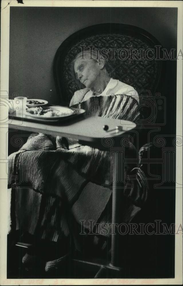 Load image into Gallery viewer, 1975 Press Photo Martha Hansen takes nap in chair, food tray in front of her
