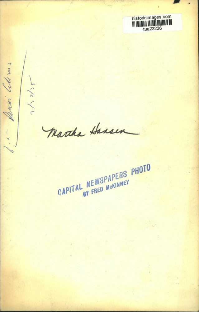 1975 Press Photo Martha Hansen takes nap in chair, food tray in front of her