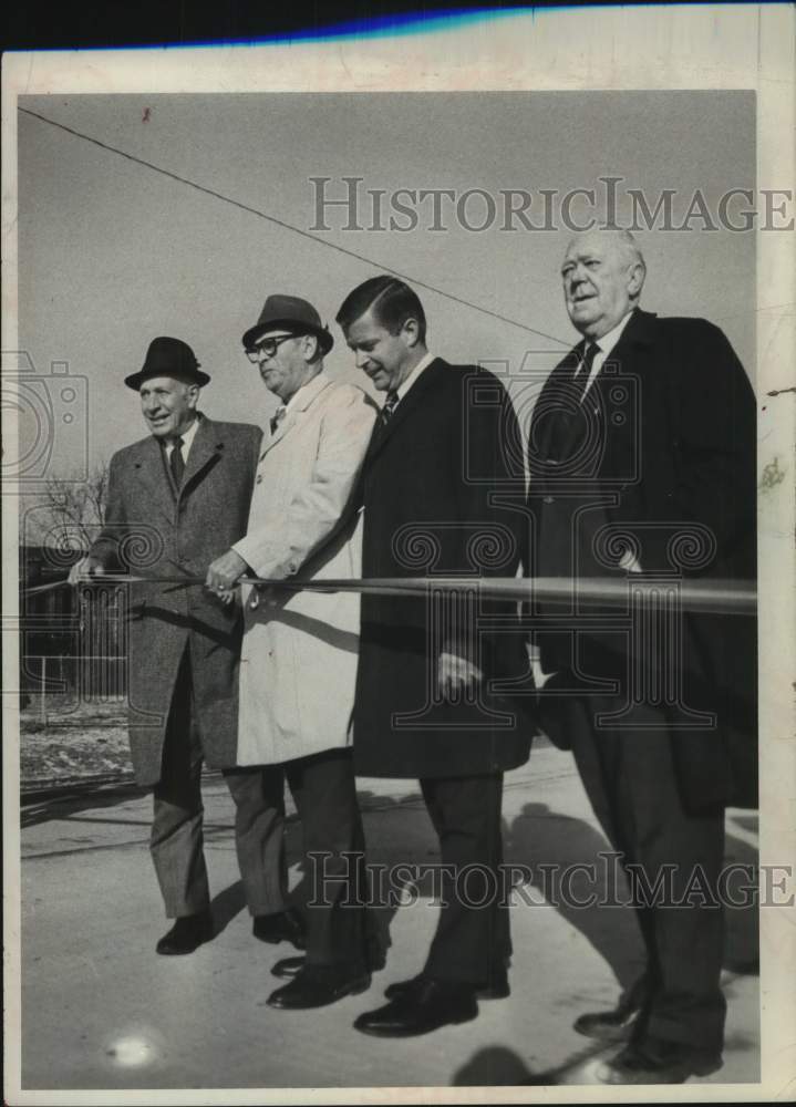 Load image into Gallery viewer, 1970 Press Photo Politicians at ribbon-cutting ceremony in New York - tua23317
