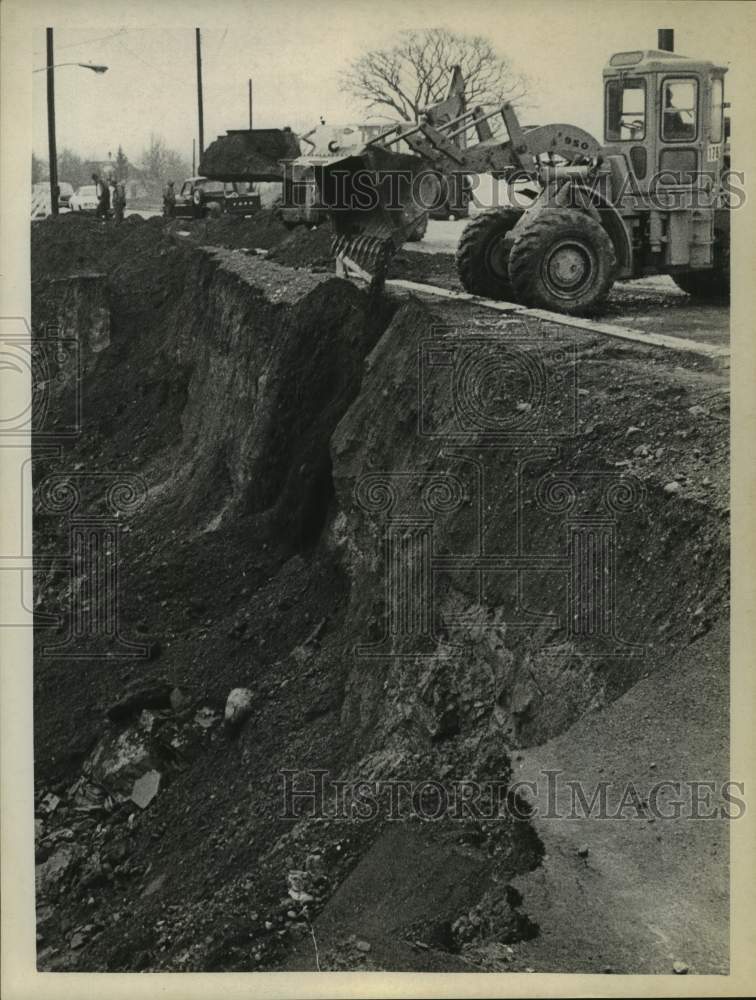 1970 Press Photo Workmen begin repairs on landslide along Shaker Road