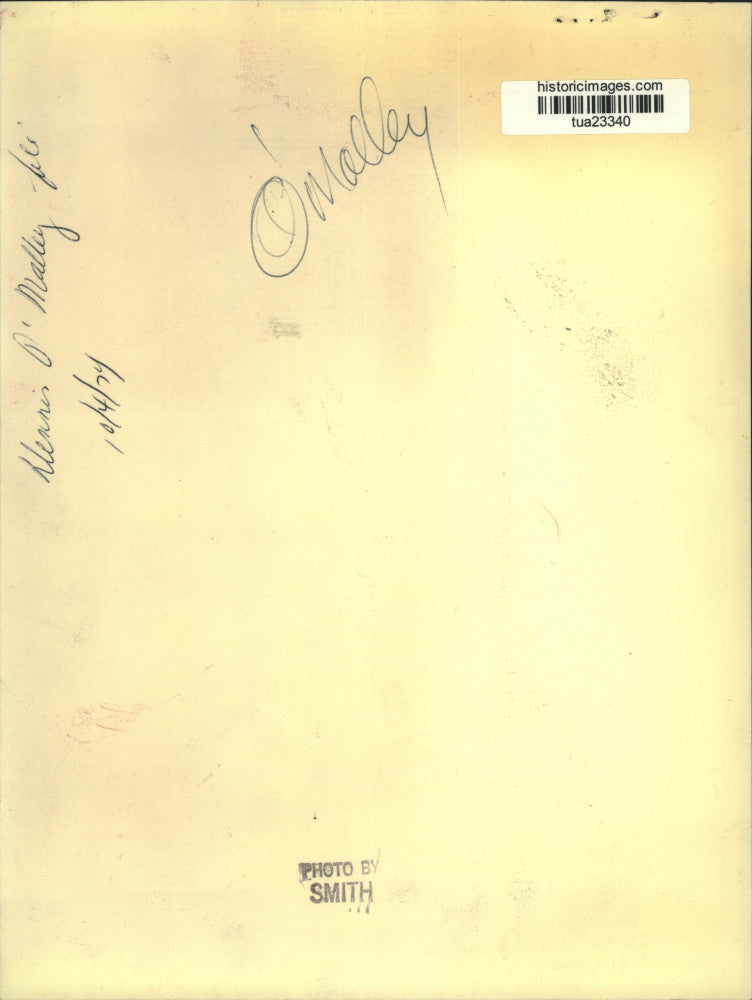 1974 Press Photo Dennis O'Malley sits on his desk with pad of paper and pen