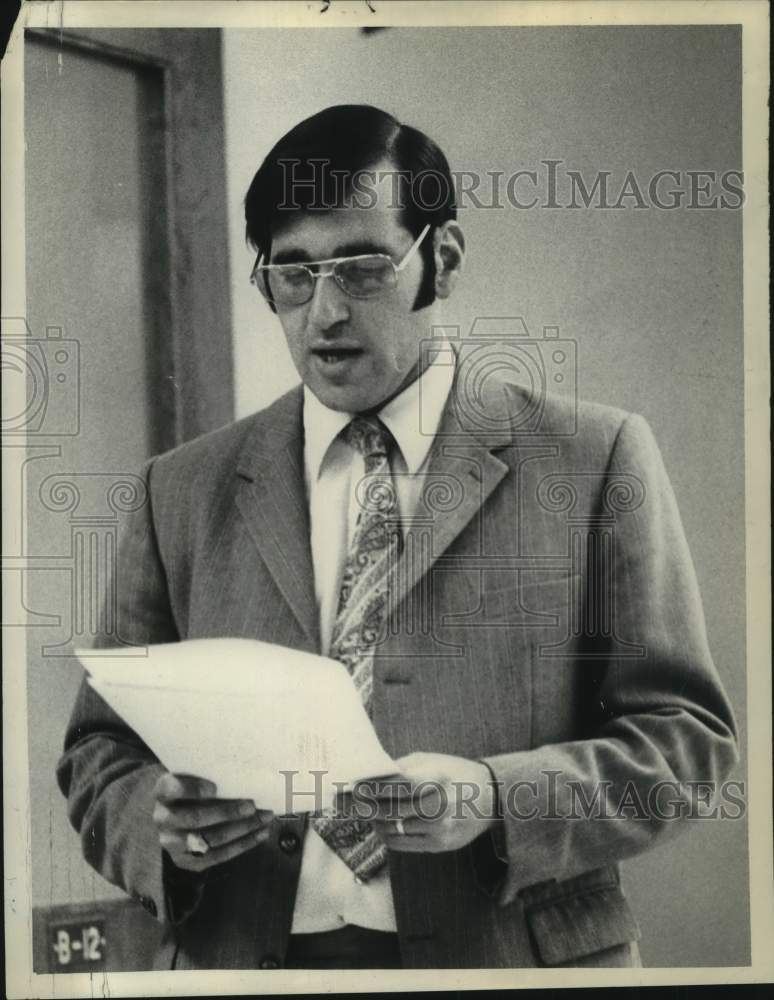1973 Press Photo Murray E Sharkey reads from a paper - tua23394