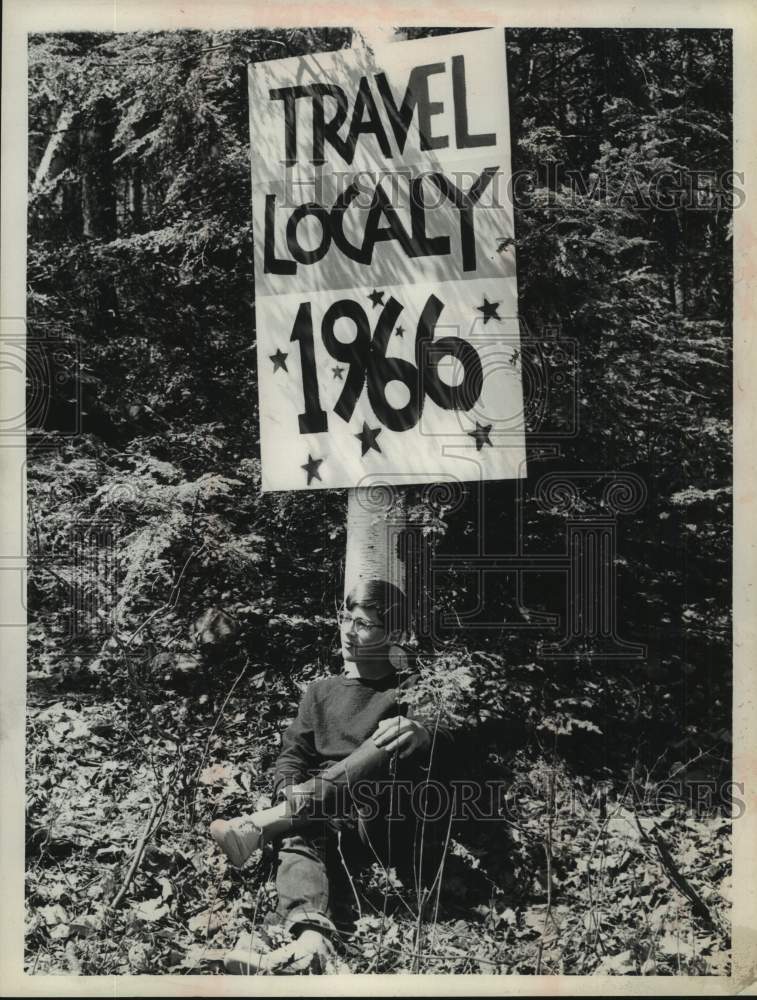 1965 Press Photo Ed Crowley Jr, age 14, sits beneath Op Art sign in New York