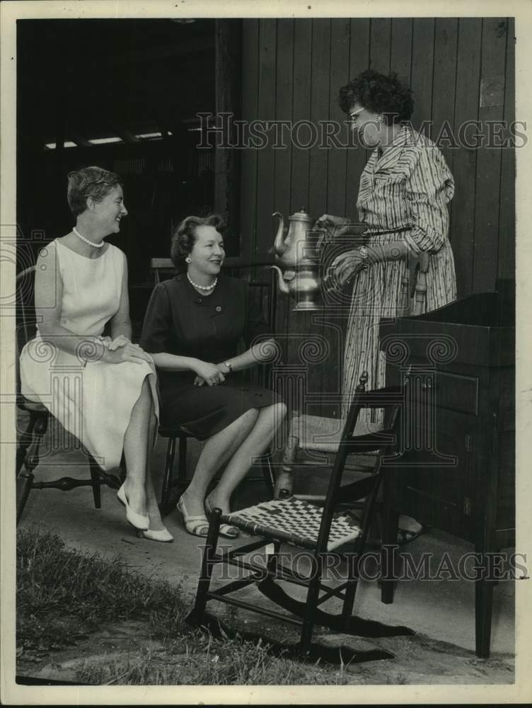 1961 Press Photo Ladies admire antique teapots in New York - tua23561