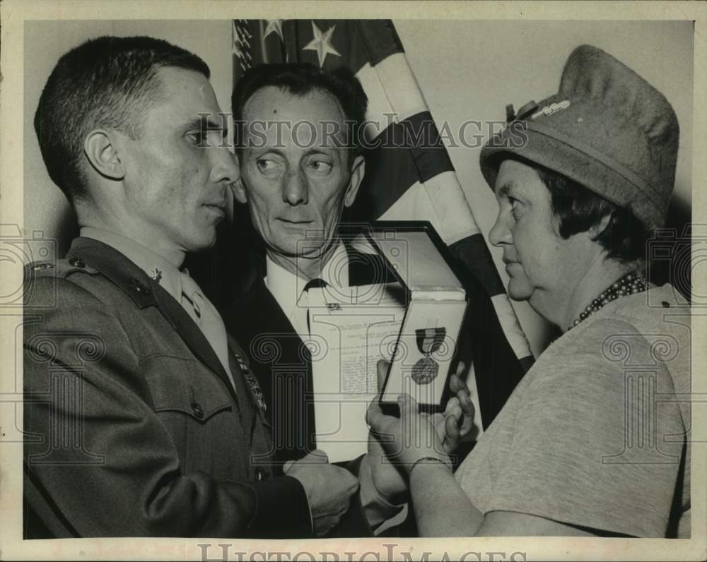 1966 Press Photo US Soldier honored with award in New York - tua23684