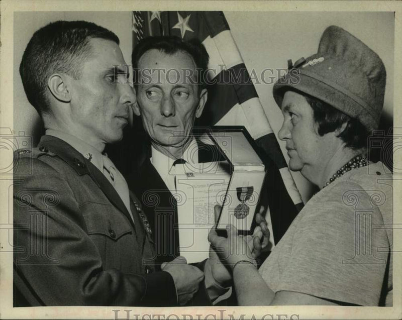 Load image into Gallery viewer, 1966 Press Photo US Soldier honored with award in New York - tua23684
