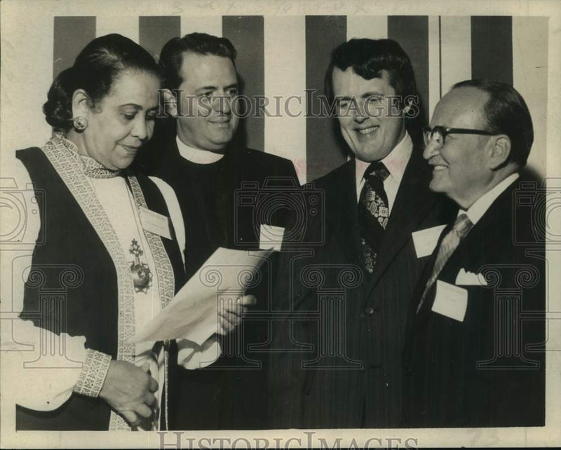 Load image into Gallery viewer, 1971 Press Photo Group confers over paper at conference in New York - tua23686

