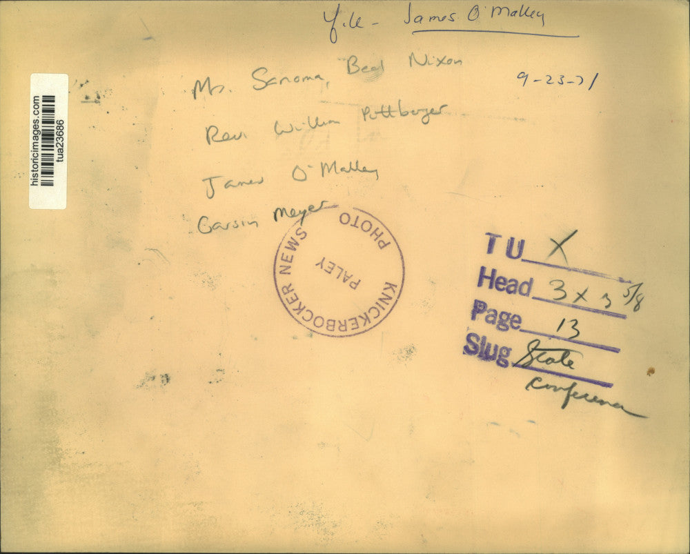 1971 Press Photo Group confers over paper at conference in New York - tua23686