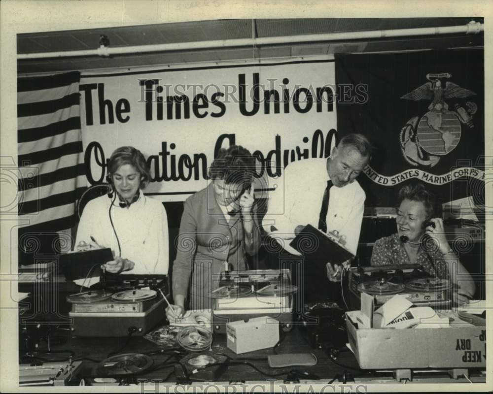1970 Press Photo Volunteers at work at Operation Goodwill in Albany, New York