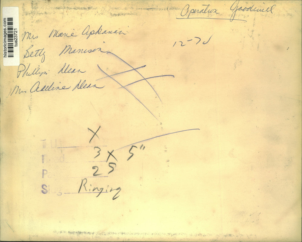 1970 Press Photo Volunteers at work at Operation Goodwill in Albany, New York